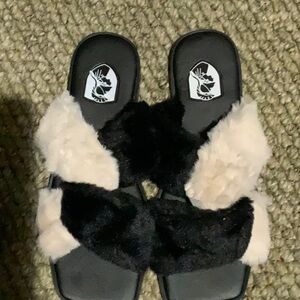 #2250 NWT VHNYKnotted faux fur slippers Black& Cream Fuzzy Slide Sandals w sz8